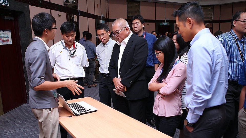 Jeff Wee, of WormingUp, presenting his idea to Adam Yii, Mayor of Miri City (in black)
