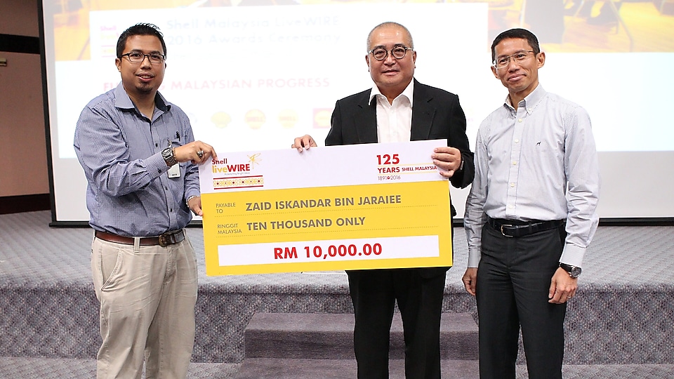Zaid Iskandar, of Sutra Design, receiving the award from Adam Yii, Mayor of Miri City.