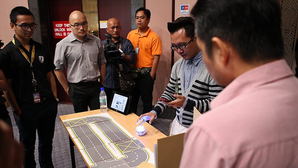 Khairool Adzelan, of Codelab Giving a Demonstration to Shell staff.