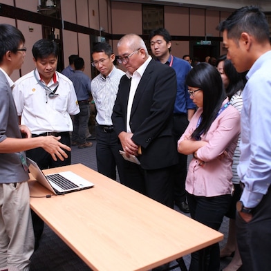 Jeff Wee, of WormingUp, presenting his idea to Adam Yii, Mayor of Miri City (in black)
