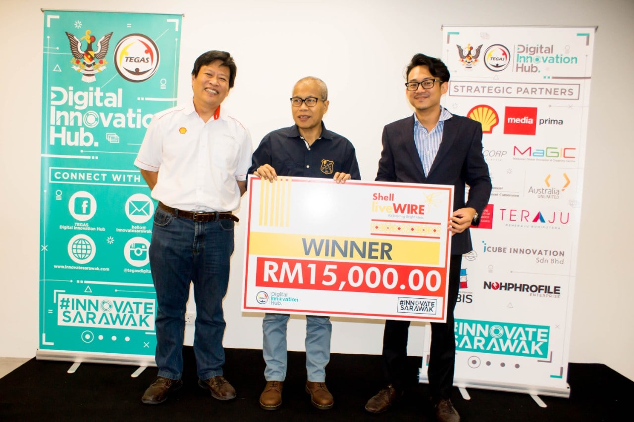 Awangku Merali Pengiran Mohamed, Chief Operating Officer of TEGAS presenting the award to Haaziq Ibrahim of Ai Brique Engineering
