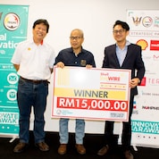 Awangku Merali Pengiran Mohamed, Chief Operating Officer of TEGAS presenting the award to Haaziq Ibrahim of Ai Brique Engineering