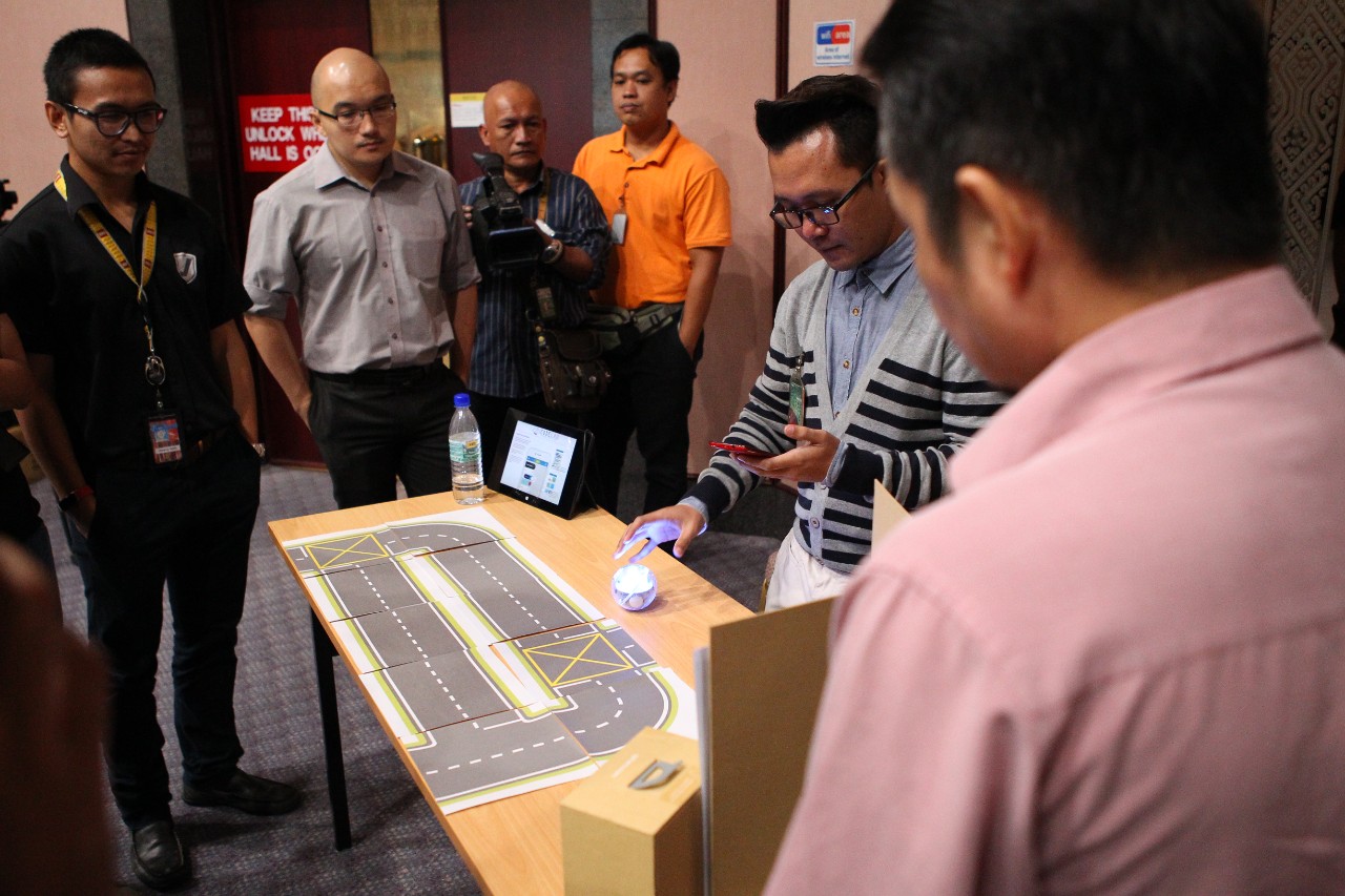 Khairool Adzelan, of Codelab Giving a Demonstration to Shell staff.
