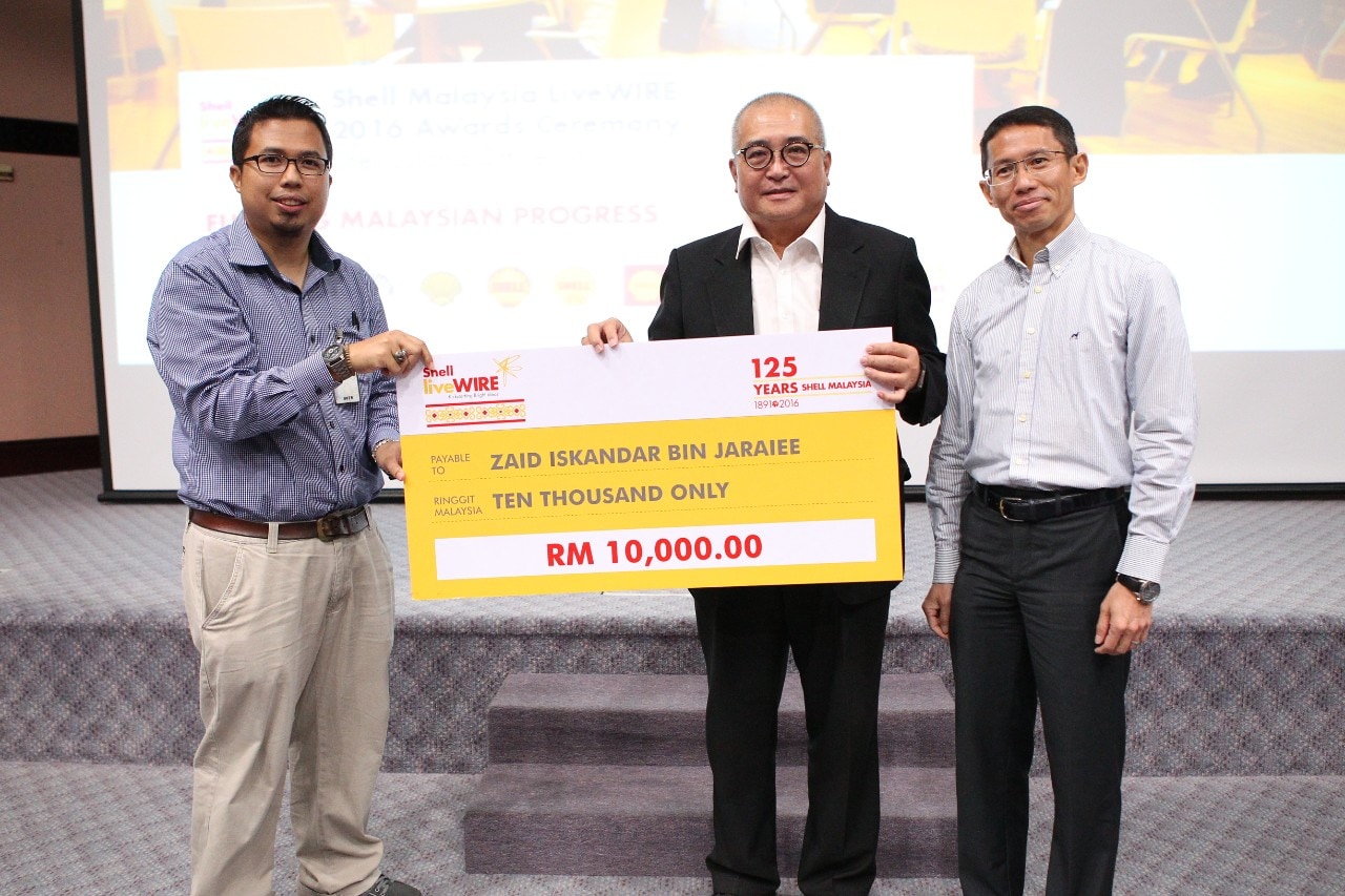 Zaid Iskandar, of Sutra Design, receiving the award from Adam Yii, Mayor of Miri City.