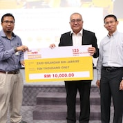 Zaid Iskandar, of Sutra Design, receiving the award from Adam Yii, Mayor of Miri City.