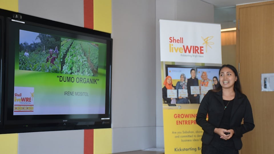 Irene introducing her idea at the 2018 Sabah Shell LiveWIRE Pitching Competition.