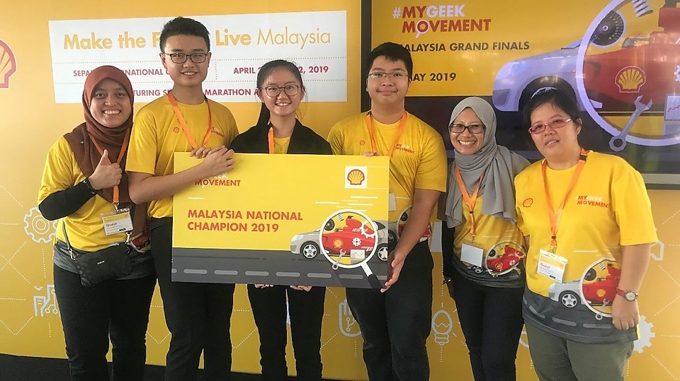 Tina on the far left with the 2019 national #MyGeekMovement champions with her partner Haslina and the team’s teacher advisor.