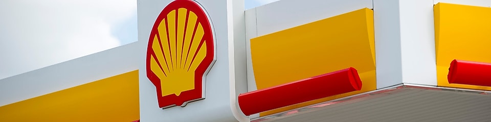 Logo da Shell com céu azul e nuvens no fundo