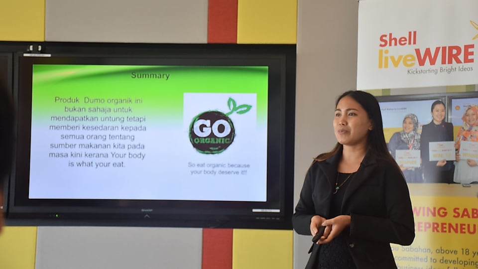 Irene delivering her presentation at the 2018 Sabah Shell LiveWIRE Pitching Competition.