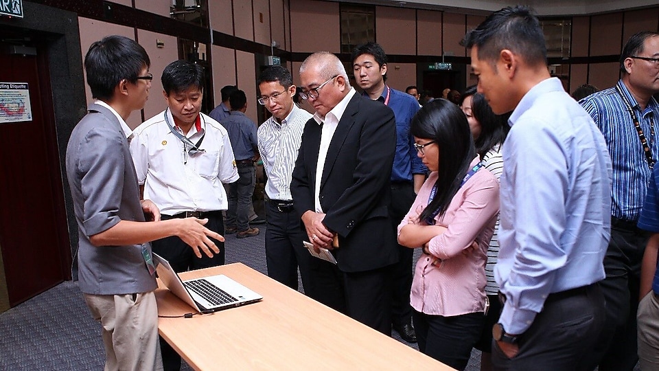 Jeff Wee of WormingUp presenting his business idea to the mayor of Miri and other Shell staff in 2016.