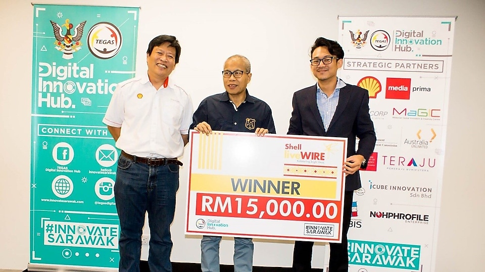 Haaziq receiving his 2017 Sarawak Shell LiveWIRE award from Sarawak Shell Berhad and LiveWIRE strategic partner, Tabung Ekonomi Gagasan Anak Bumiputera Sarawak (TEGAS)