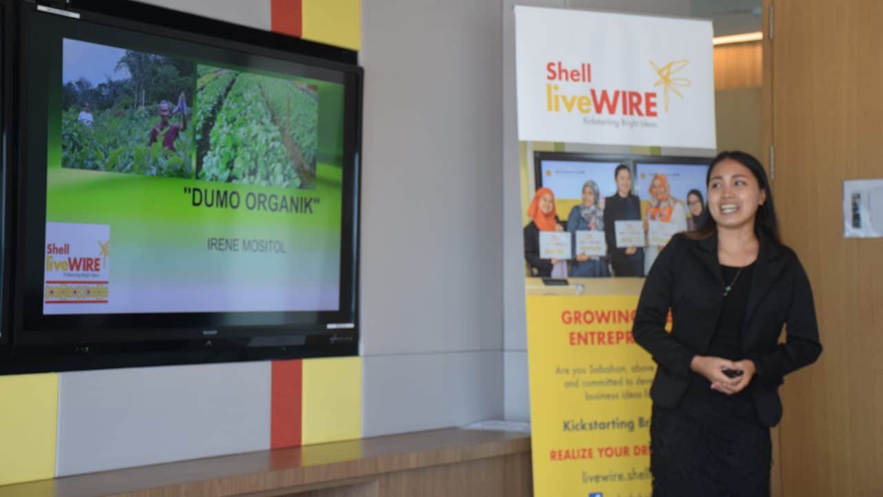 Irene introducing her idea at the 2018 Sabah Shell LiveWIRE Pitching Competition.