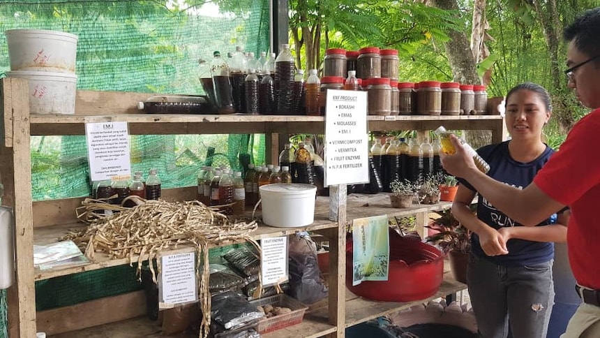 Irene explaining her products to a Shell employee