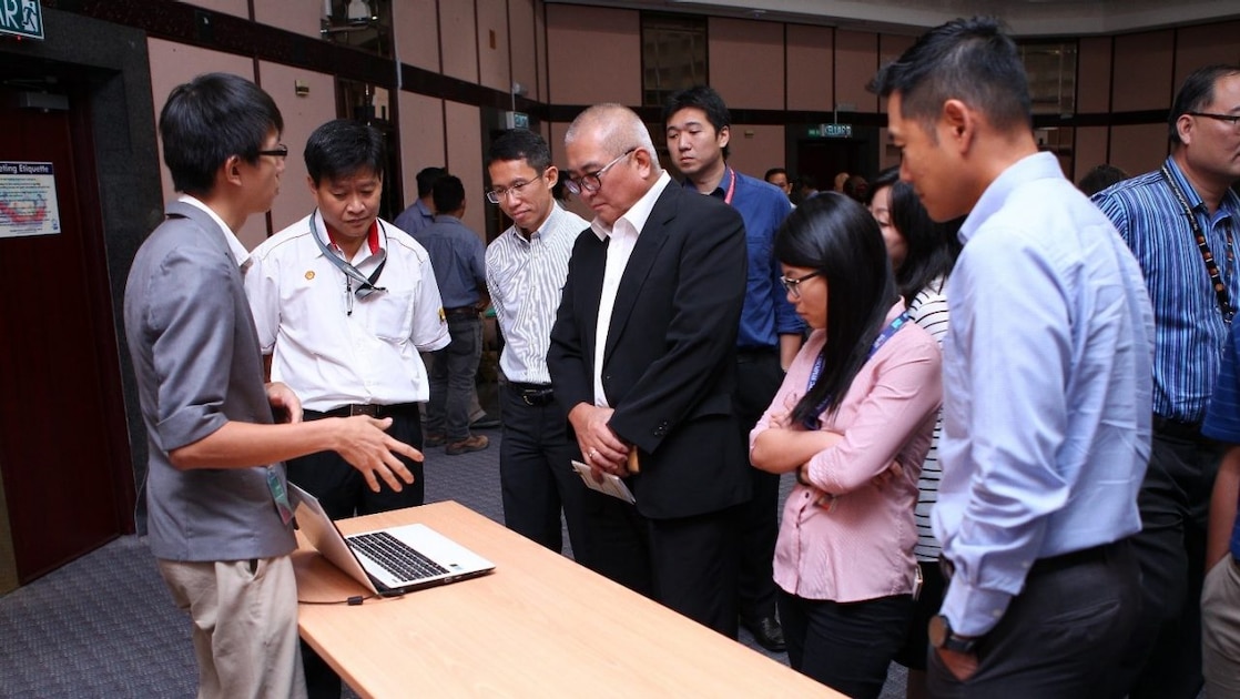 Jeff Wee of WormingUp presenting his business idea to the mayor of Miri and other Shell staff in 2016.