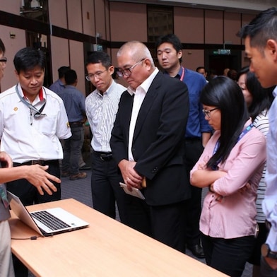 Jeff Wee of WormingUp presenting his business idea to the mayor of Miri and other Shell staff in 2016.