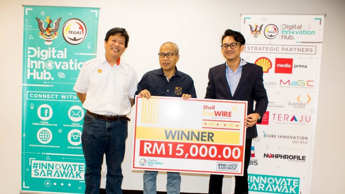 Haaziq receiving his 2017 Sarawak Shell LiveWIRE award from Sarawak Shell Berhad and LiveWIRE strategic partner, Tabung Ekonomi Gagasan Anak Bumiputera Sarawak (TEGAS)